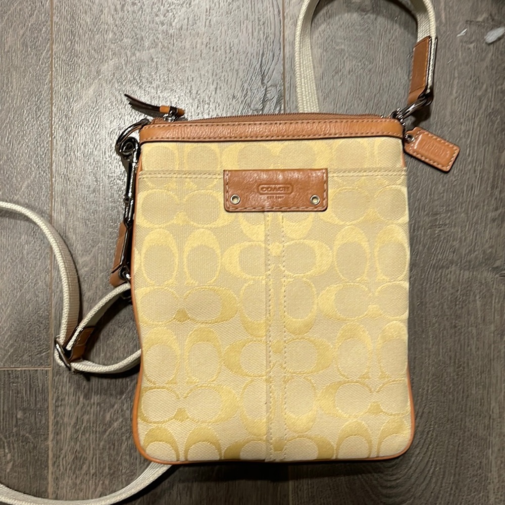 Coach Crossover Bag. In almost new condition. Used but has no wear marks